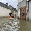 photo a cheffes, le niveau de la sarthe continue de monter. face à la crue, les habitants évacuent. et pourtant, des personnes ont été interceptées car elles voulaient profiter de la montée des eaux pour faire du jet-ski.