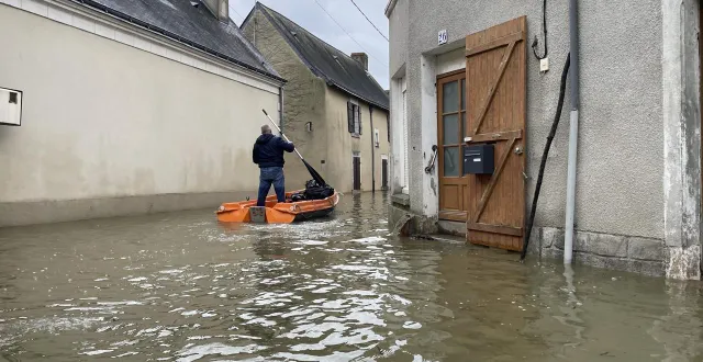 photo  a cheffes, le niveau de la sarthe continue de monter. face à la crue, les habitants évacuent. et pourtant, des personnes ont été interceptées car elles voulaient profiter de la montée des eaux pour faire du jet-ski.  &copy;  ouest-france 