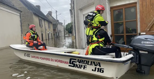 photo  des pompiers volontaires sont venus du morbihan pour prêter main-forte ce vendredi 20 février.  &copy;  ouest-france 