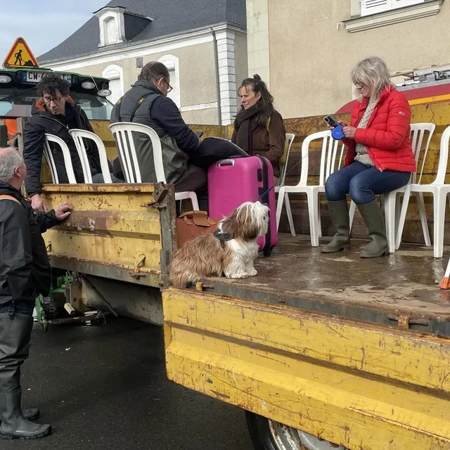 photo à cheffes, les personnes évacuées sont emmenées dans un tracteur.  ©  ouest-france