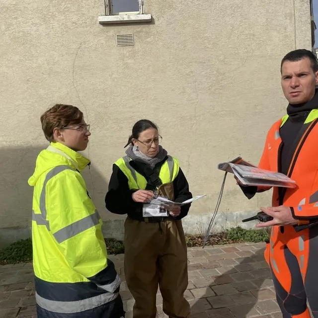 photo cécile guillerme, référente de quartier à cheffes, en discussion avec un pompier de la manche.  ©  ouest-france