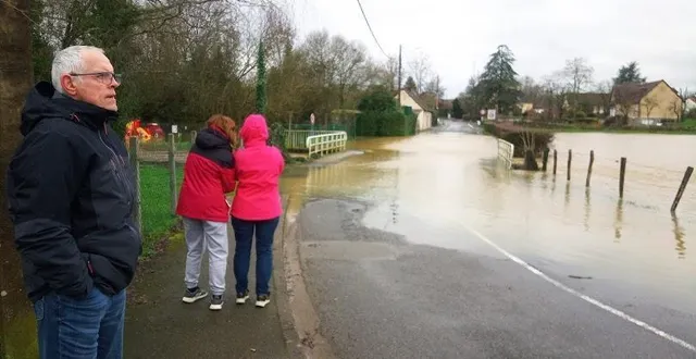 photo  des riverains constatent la crue.  &copy;  le maine libre 