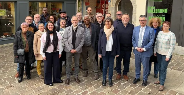 photo  une partie des 36 membres de la liste d’alain gallerand (au centre gauche en costard gris) ont inauguré le local de campagne d’alençon avec vous.  &copy;  ouest-france 