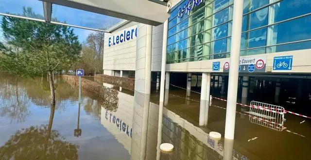 photo  une grande partie du parking du centre leclerc est inaccessible mais cela ne remet pas en question l’exploitation du magasin.  &copy;  archive co 