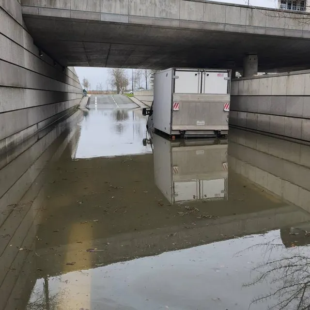 Environ 1 mètre d’eau sous le pont, selon Mario Fournier, qui a aidé le livreur. Document remis - Mario FOURNIER photo environ 1 mètre d’eau sous le pont, selon mario fournier, qui a aidé le livreur. © document remis - mario fournier