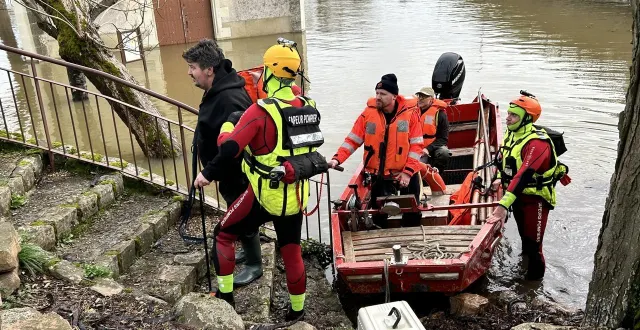 photo  à cheffes-sur-sarthe, les pompiers procèdent à l’évacuation des habitants ce vendredi 20 février 2026.  &copy;  le courrier de l’ouest 