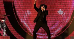 Info insolite  pitbull se produit avant un match entre les miami hurricanes et les indiana hoosiers lors du championnat national universitaire de football américain 2026 au hard rock stadium, le 19 janvier 2026 à miami gardens, en floride. 