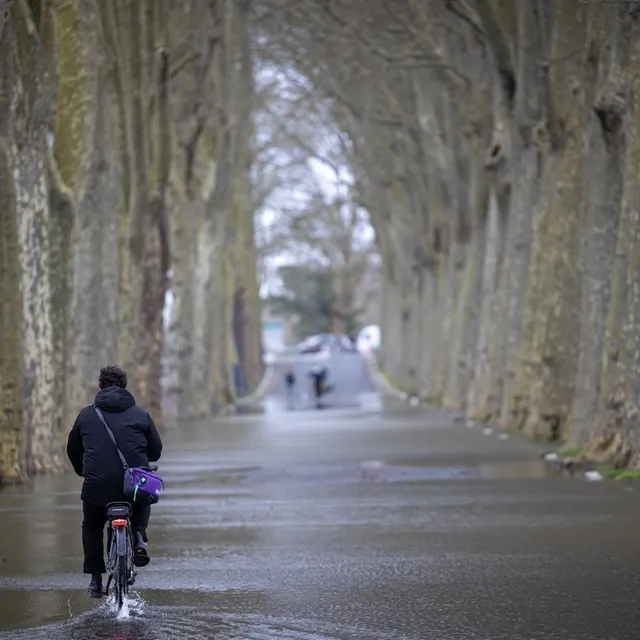 photo à angers, la maine est sortie de son lit.  ©  hans lucas via afp