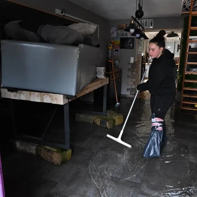 photo au bout de la rue du port, certains habitants essayent d’enlever l’eau de leur maison.  ©  thomas bregardis/ouest france