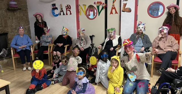 photo  les huit enfants étaient venus déguisés pour l’occasion. les résidents ont porté leurs masques qu’ils ont eux-mêmes fabriqués.  &copy;  ouest-france 