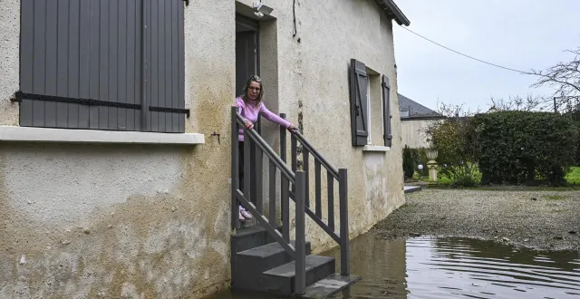 photo  vivoin, vendredi 20 février 2026. magali est en télétravail depuis le début de la crue. près de 40 cm d’eau ont inondé sa rue et la cour de sa maison.  &copy;  le maine libre - denis lambert 