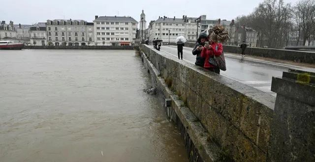 photo  le pont de verdun sera fermé, tant pour les voitures que les piétons, en raison des crues qui touchent angers.  &copy;  jerome fouquet / ouest-france 