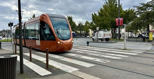 photo  les antifas ont décidé de tracter à l’arrêt de tram de pontlieue après l’interdiction de la préfecture de se rassembler place de la république, au mans.  &copy;  photo le maine libre 