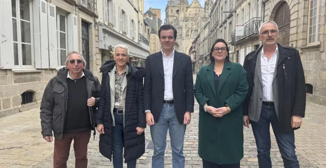 photo  pierre solé, nadia monsallier, oscar piloquet (tête de liste), mallory herouin et jean-michel monsallier ont dévoilé leur liste candidate aux municipales 2026 à alençon.  &copy;  ouest-france 