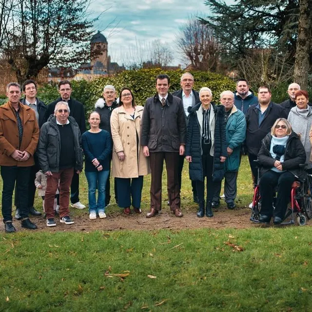 photo la liste « retrouver alençon » menée par oscar piloquet (au centre), candidat aux élections municipales 2026 à alençon (orne).  ©  retrouver alençon