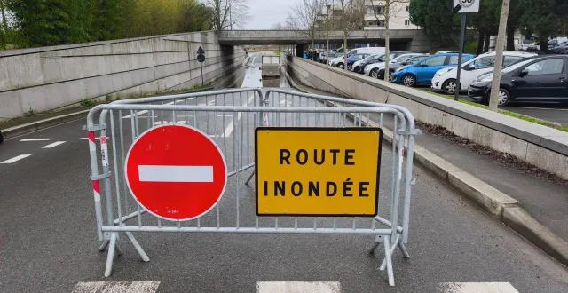 photo  comme ici boulevard du bon pasteur à angers, de nombreux axes ont été barrés.  &copy;  document remis - mario fournier 