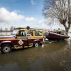 photo chalonnes-sur-loire, le vendredi 20 février 2026. les sauveteurs secouristes, venus de nantes pour épauler les pompiers, mettent prudemment leur embarcation à l’eau sur le quai immergé.