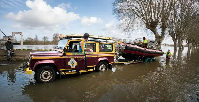 photo  chalonnes-sur-loire, le vendredi 20 février 2026. les sauveteurs secouristes, venus de nantes pour épauler les pompiers, mettent prudemment leur embarcation à l’eau sur le quai immergé.  &copy;  régine lemarchand 