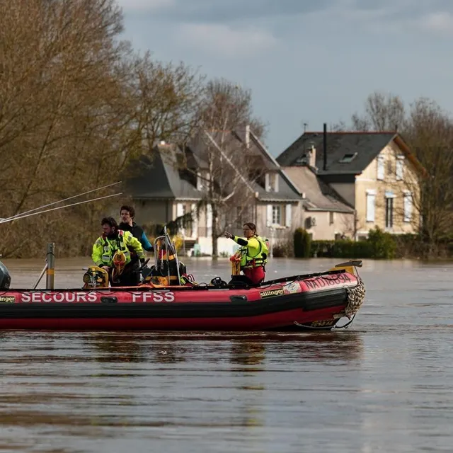 photo chalonnes-sur-loire, le vendredi 20 février 2026. derrière le bateau des secours, les maisons à demi immergées donnent une idée des difficultés à rester sur l’île pendant la crue.  ©  régine lemarchand