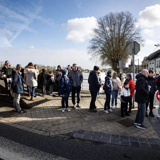 photo chalonnes-sur-loire, le vendredi 20 février 2026. le spectacle de la loire en crue et le ballet des sauveteurs attirent une foule de curieux.  ©  régine lemarchand