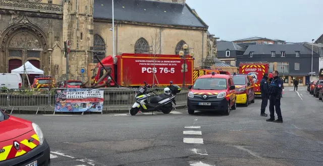 photo  ce vendredi 20 février, les pompiers ont installé un poste de commandement au pied de l’église saint-etienne à fécamp. le grimp (groupe de reconnaissance et d’intervention en milieu périlleux) était aussi présent. deux hommes et une femme étaient entrés dans des galeries souterraines aux abords de l’édifice religieux alors qu’elles sont interdites au public.  &copy;  collection privée 