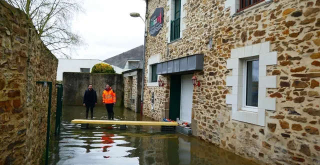photo  l’oudon a envahi la rue du canal au lion-d’angers (maine-et-loire) condamnant l’accès à la pizzeria la madona et menaçant la salle de restaurant. les services de la mairie s’emploient à aider au mieux les riverains.  &copy;  ouest-france 