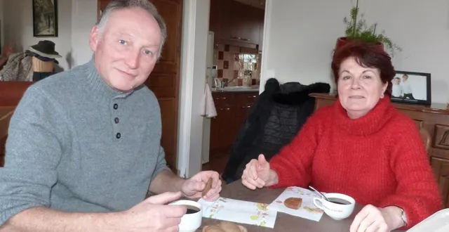 photo  ambiance tranquille chez stéphane lechevalier et martine deshayes, candidats aux élections municipales sur deux listes différentes. ils ont dégusté des gâteaux en forme de cœur pour la saint-valentin.  &copy;  photo : ouest-france 