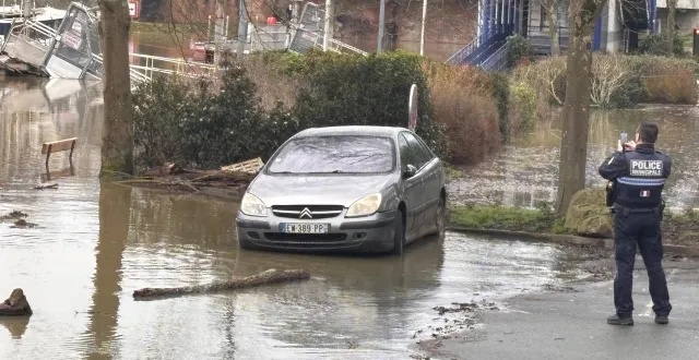 photo  ce vendredi 20 février 2026, une voiture stationnée au port du mans (sarthe), roues dans l’eau, a dû être évacuée en raison de la montée rapide du niveau de la sarthe.  &copy;  ouest-france 