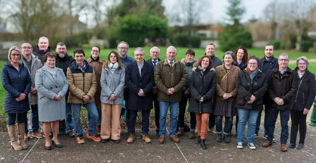 photo  1er rang : m. samson, mc fouilleul, e. cormier, o. nadreau, p. deshayes, h. raluy, b. martinot, a. lesimple, a. crinière, c. gaudin, j. bourgoin. 2e rang : b. mouly, e. simonin, f. schneckenburger, c. besnier, d. gilet, p. gaultier, k. schneckenburger, d. bué, k. vinot, t. tournon.  &copy;  j-y benois 