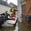 photo cheffes-sur-sarthe, rue du port, vendredi 20 février. à bord de leur canot de sauvetage, les pompiers volontaires parlent avec un habitant qui va être évacué.