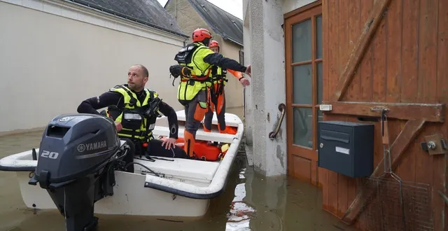 photo  cheffes-sur-sarthe, rue du port, vendredi 20 février. à bord de leur canot de sauvetage, les pompiers volontaires parlent avec un habitant qui va être évacué.  &copy;  ouest-france 