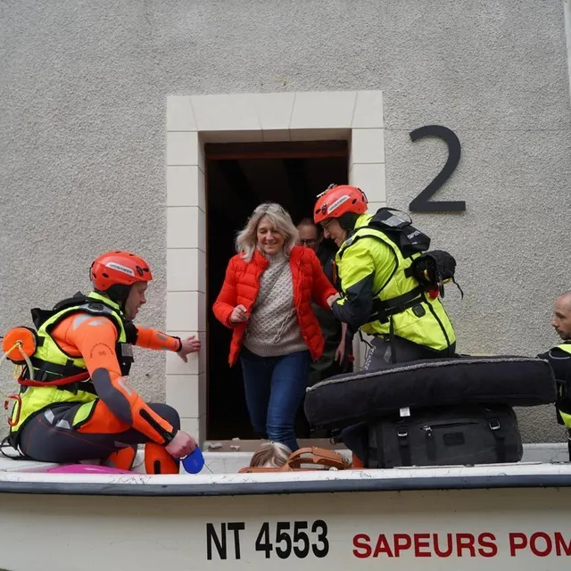photo une habitante de la rue du port, à cheffes-sur-sarthe, est évacuée en bateau par les pompiers.  ©  ouest-france