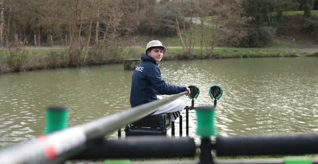 photo  dylan leroy, membre de l'équipe de france de pêche sportive, utilise une canne en fibre de carbone de 11,50 m au bord du plan d'eau de mayenne, mardi 17 février 2026.  &copy;  ouest-france 