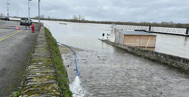 photo  l'eau des habitations est ensuite renvoyée dans la loire par les pompes et les tuyaux.  &copy;  ouest-france 