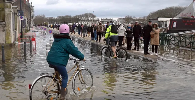 photo  la cale de la savatte et le quai des carmes, en face de la maine, à angers, sont désormais sous l’eau. les habitants font face à la situation avec calme et patience…  &copy;  jérôme fouquet/ouest-france 