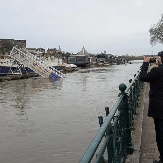photo quai des carmes, la crue de la maine est particulièrement impressionnante. pour la plus grande joie des photographes.  ©  ouest-france