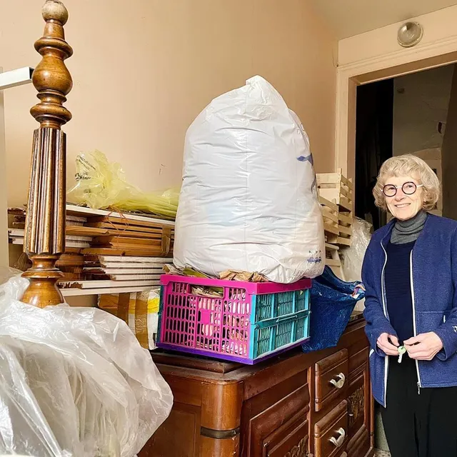 photo dans l'entrée de son logement, monique toublanc a le sourire : les agents d'angers loire métropole ont surélevé une partie de son mobilier.  ©  ouest-france