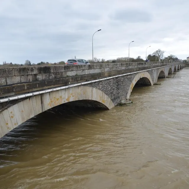 photo aux ponts-de-cé, l’eau se rapproche du tablier du pont dumnacus.  ©  ouest-france