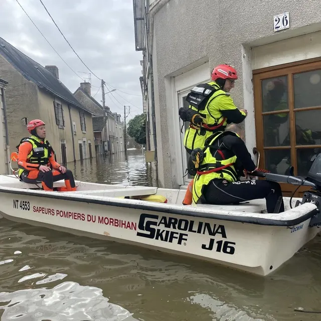 photo des pompiers volontaires sont venus du morbihan pour prêter main-forte à cheffes, ce vendredi 20 février.  ©  ouest-france