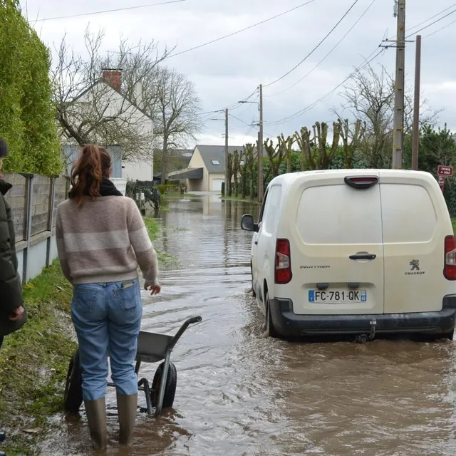 photo pour se déplacer, système d à montreuil-juigné : certains se risquent à emprunter la camionnette, d’autres privilégient bottes et brouette.  ©  ouest-france