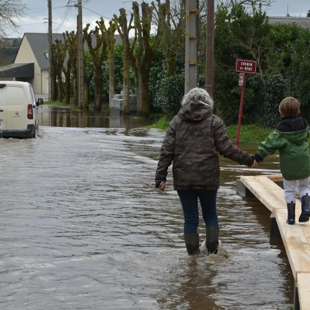 photo il est encore possible de se déplacer à pied dans les rues de montreuil-juigné… mais bien équipé.  ©  ouest-france