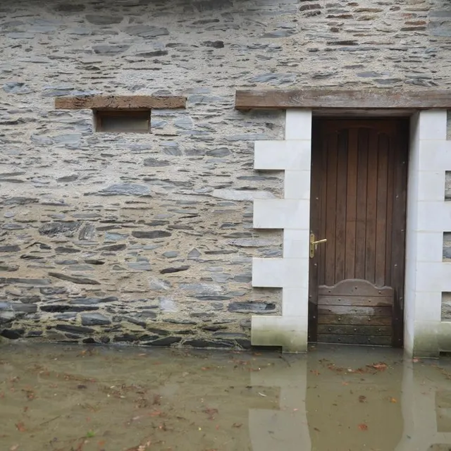 photo beaucoup de maisons sont déjà sous l’eau, à montreuil-juigné.  ©  ouest-france