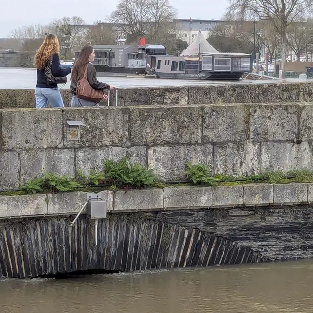 photo le plus vieux pont d’angers est lui aussi touché par la crue de la maine. comme on le voit sur cette photo, l’eau ne passe plus sous toutes les arches du pont de verdun. c’est la raison pour laquelle il est interdit à la circulation.  ©  ouest-france