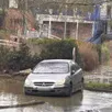 photo  ce vendredi 20 février 2026, une voiture stationnée au port du mans (sarthe), roues dans l’eau, a dû être évacuée en raison de la montée rapide du niveau de la sarthe. 