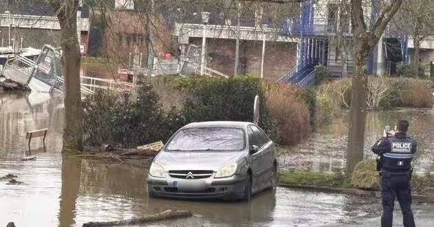 photo  ce vendredi 20 février 2026, une voiture stationnée au port du mans (sarthe), roues dans l’eau, a dû être évacuée en raison de la montée rapide du niveau de la sarthe.  &copy;  ouest-france 