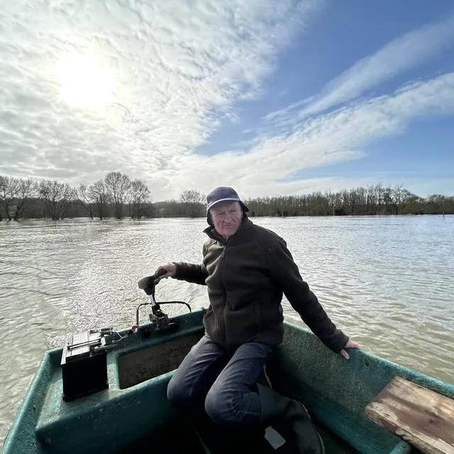 Pour rallier la terre ferme, Daniel Goguet n’a qu’une solution. Prendre son bateau et naviguer sur un kilomètre. Ouest-France photo pour rallier la terre ferme, daniel goguet n’a qu’une solution. prendre son bateau et naviguer sur un kilomètre. © ouest-france