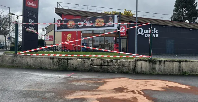 photo  au lendemain du tragique accident, les traces ont été recouvertes de sable devant le fast-food, alors que des rubalises ont été posées sur le grillage.  &copy;  le maine libre 