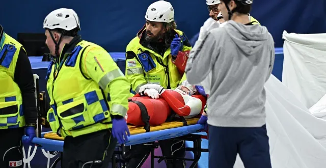 photo  kamila sellier a été évacuée sur civière après sa blessure survenue lors de son quart de finale de short-track, ce vendredi 20 février.  &copy;  gabriel bouys / afp 