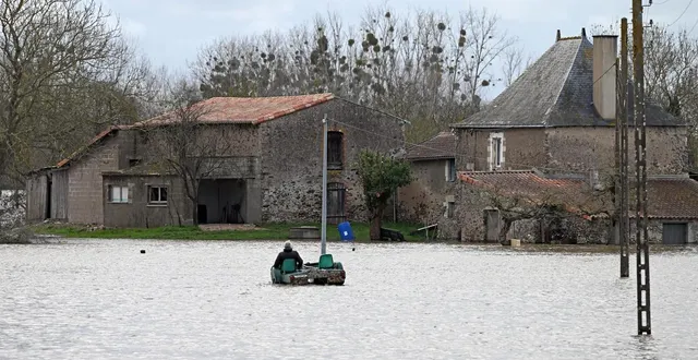 photo  un habitant rentre chez lui en barque sur l’île batailleuse, face à varades (loireauxence).  &copy;  jérôme fouquet/ouest-france 