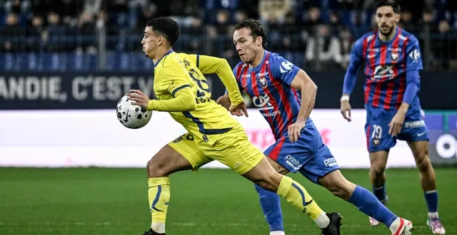 photo  coupable d’une faute dans la surface sur baghdadi, maxime etuin a provoqué un penalty en fin de match.  &copy;  martin roche / ouest-france 